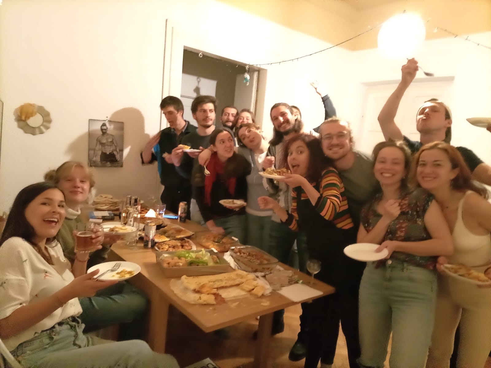 Ekologiczne wyzwanie wolontariuszy Europejskiego Korpusu Solidarności - na zdjęciu podsumowanie wegetariańskiego tygodnia - wege kolacja i jej uczestnicy z różnych krajów