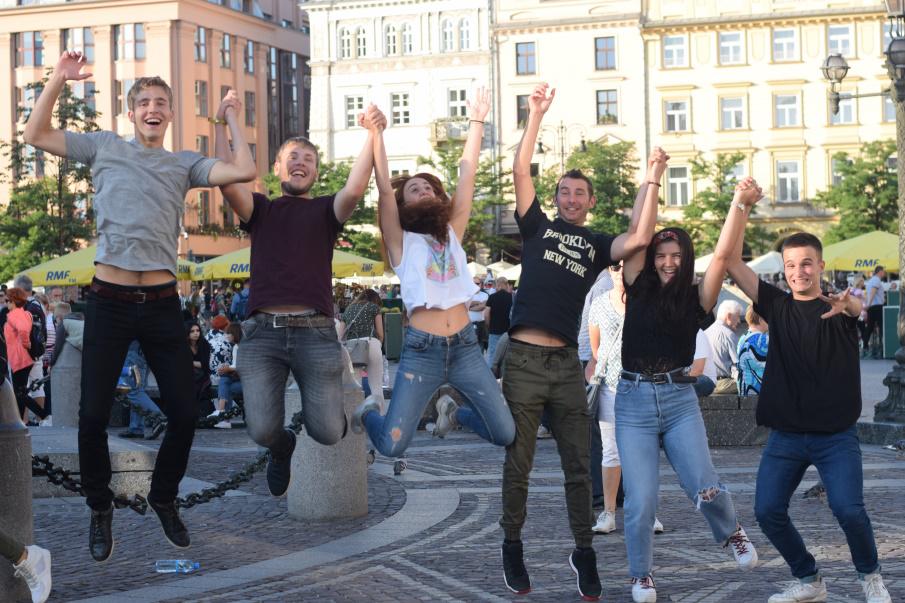 Mobility for solidarity - European Solidarity Corps volunteering project - volunteers jumping on Market Square in Krakow