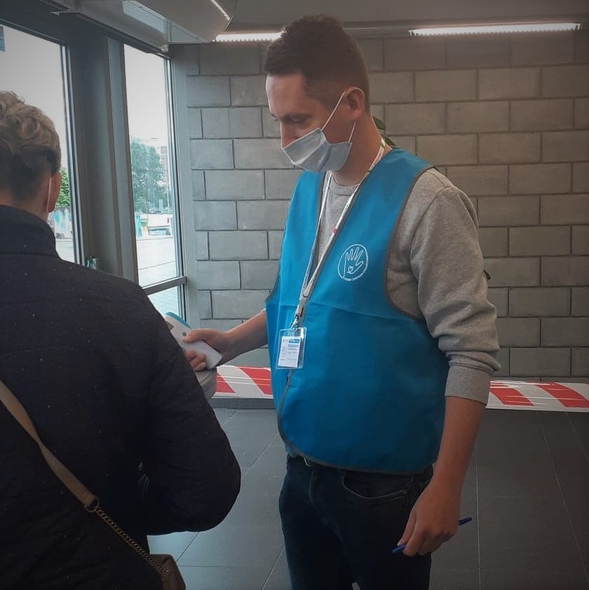Akcja szczepień w Tychach - wolontariusz w Hali Sportowej w Tychach - Tyskie Centrum Wolontariatu