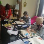 Klub Seniora Platyna - zajęcia plastyczne - malowanie na tkaninach