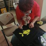 Klub Seniora Platyna - zajęcia plastyczne - malowanie na tkaninach