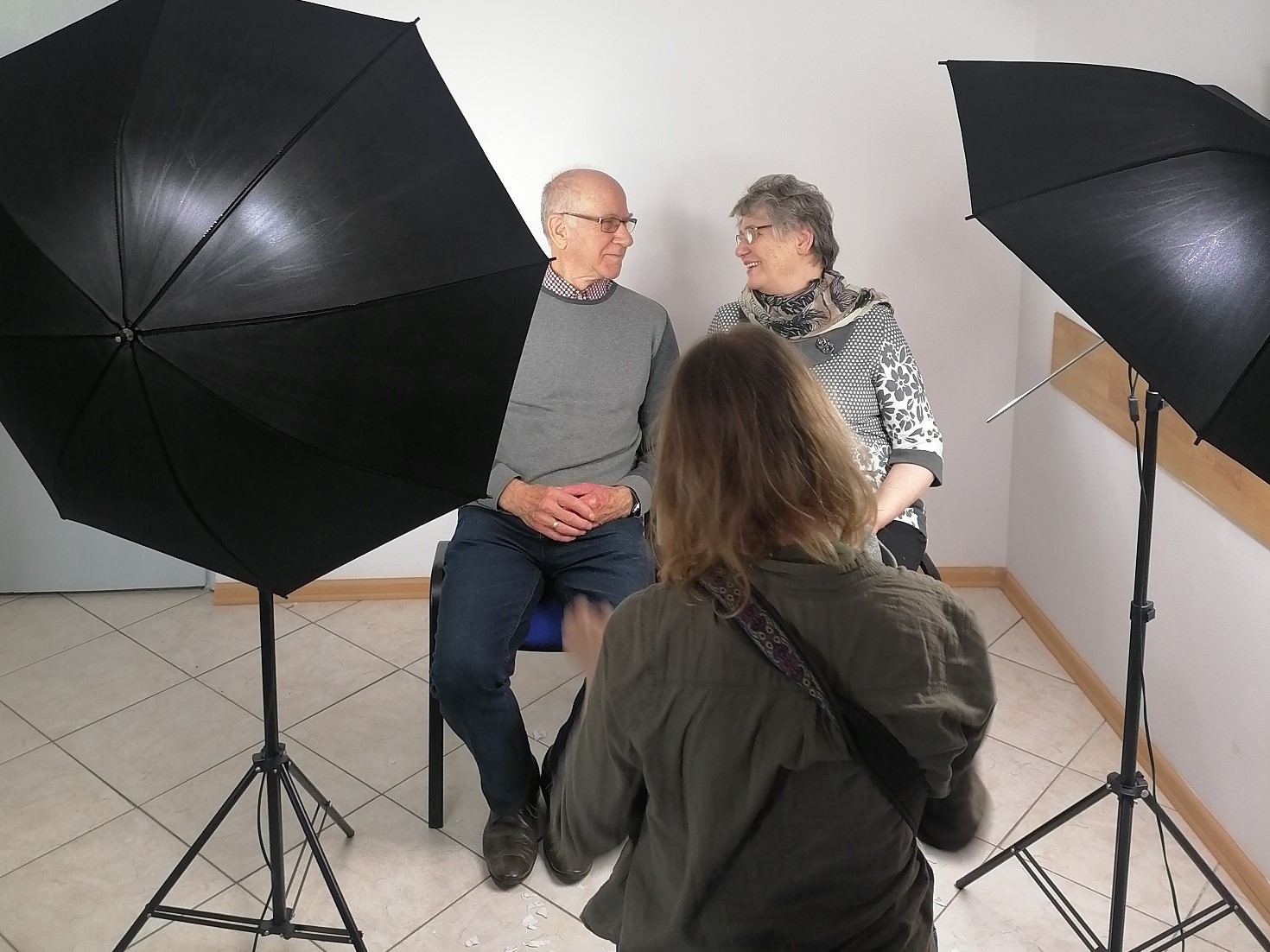 Klub Seniora Platyna - warsztaty fotograficzne dla seniorów - sesja w studio fotograficznym pod okiem instruktorki