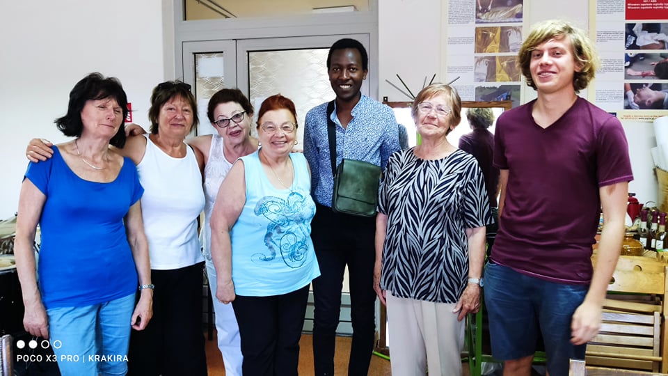 Spotkanie seniorów z praktykantem Centrum Wielokulturowego, który pochodzi z Ruandy. Tłumaczy wolontariusz Ignacy.