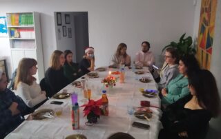 Wigilia Wolontariuszy EKS IB POLSKA 2021 - wolontariusze przy świątecznym stole