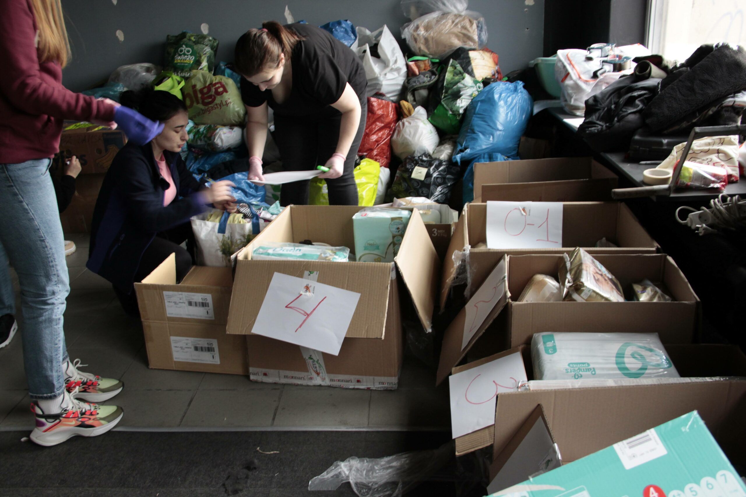 pomoc dla Ukrainy - zdjecie z wnętrza magazynu gdzie prowadzona jest zbiórka darów