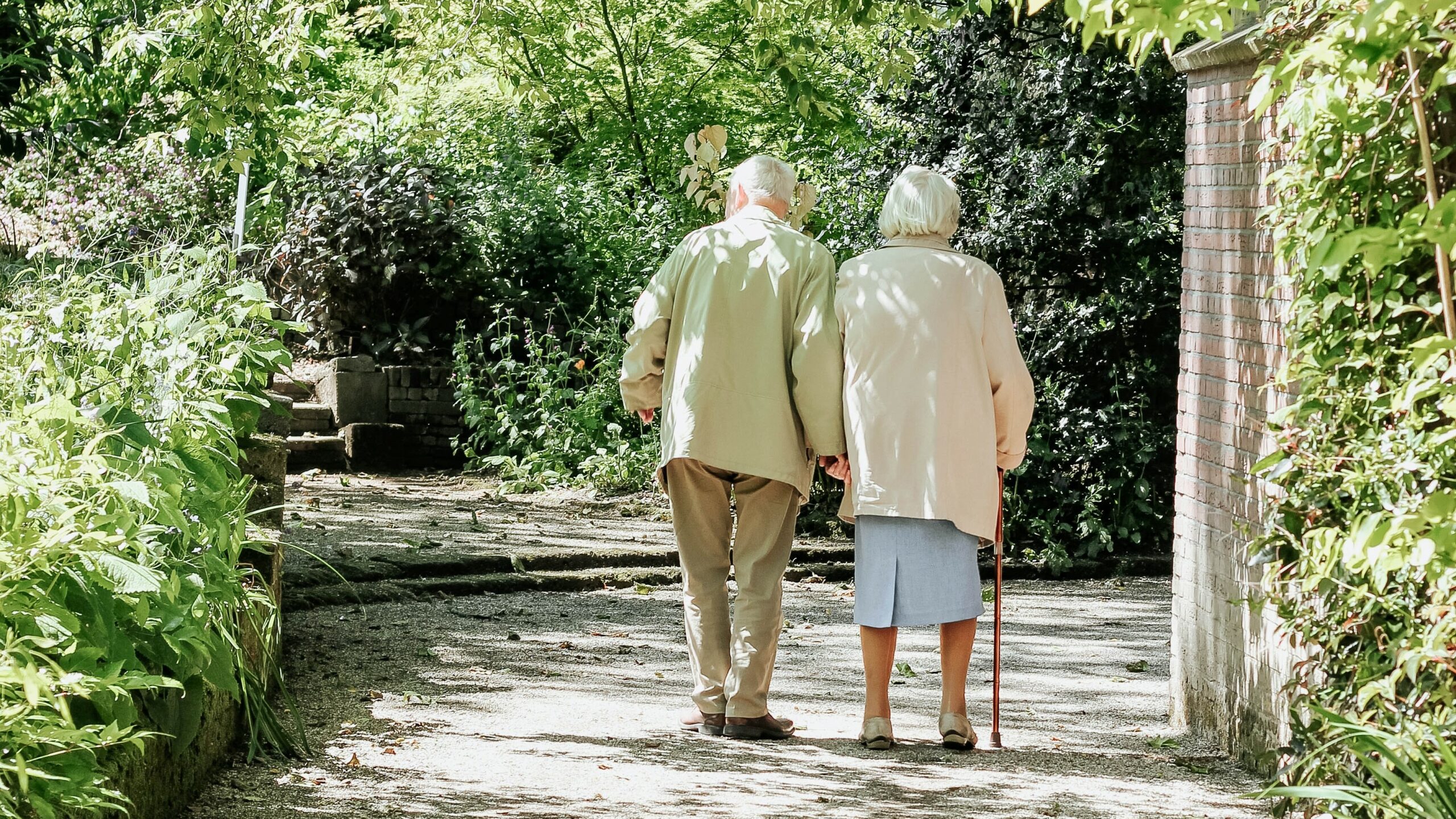 Seniorzy w parze - kobieta i mężczyzna idą na spacer