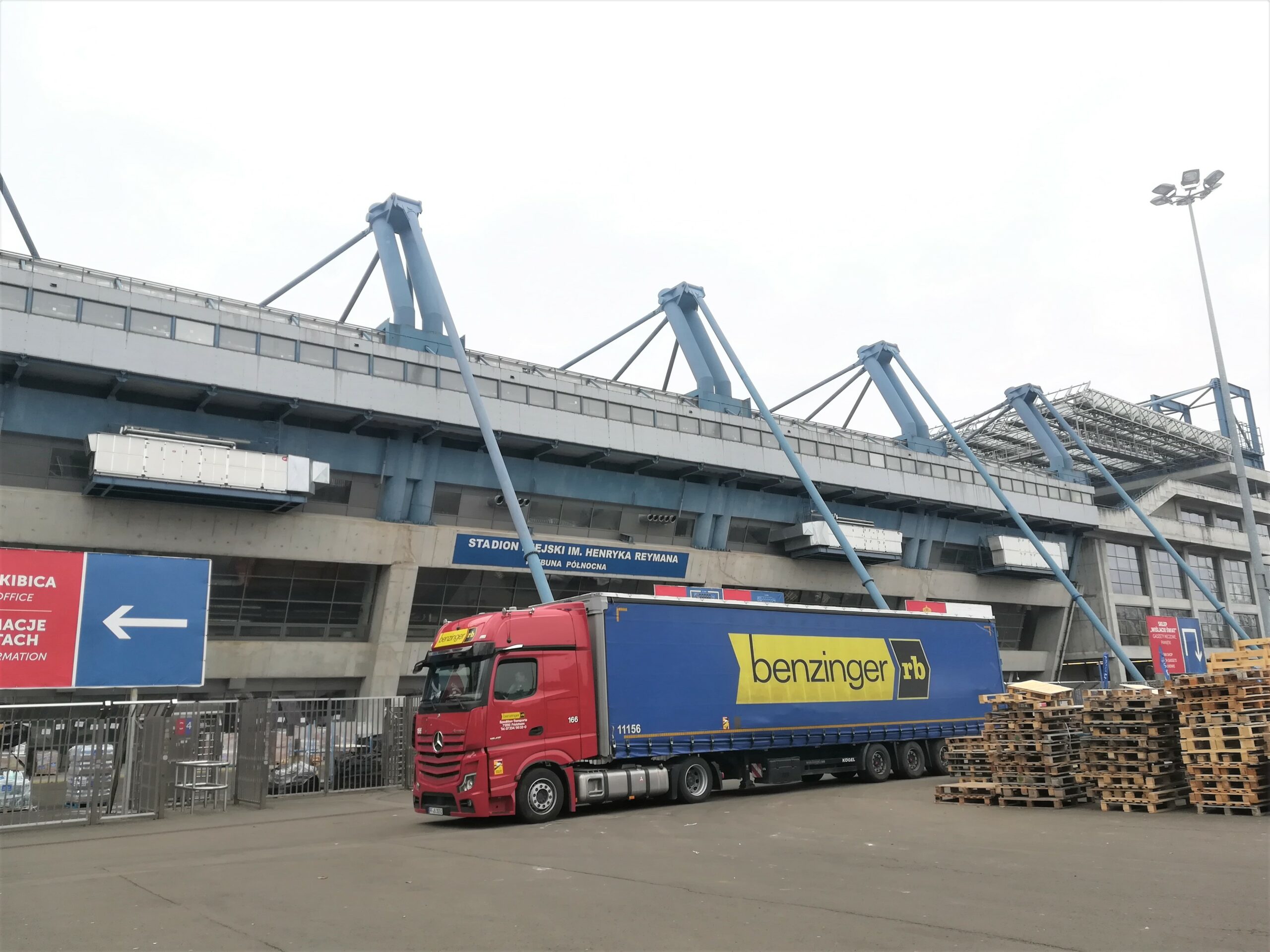Dary z Niemiec - ciężarówka stojąca pod stadionem Wisły Kraków - IB Polska