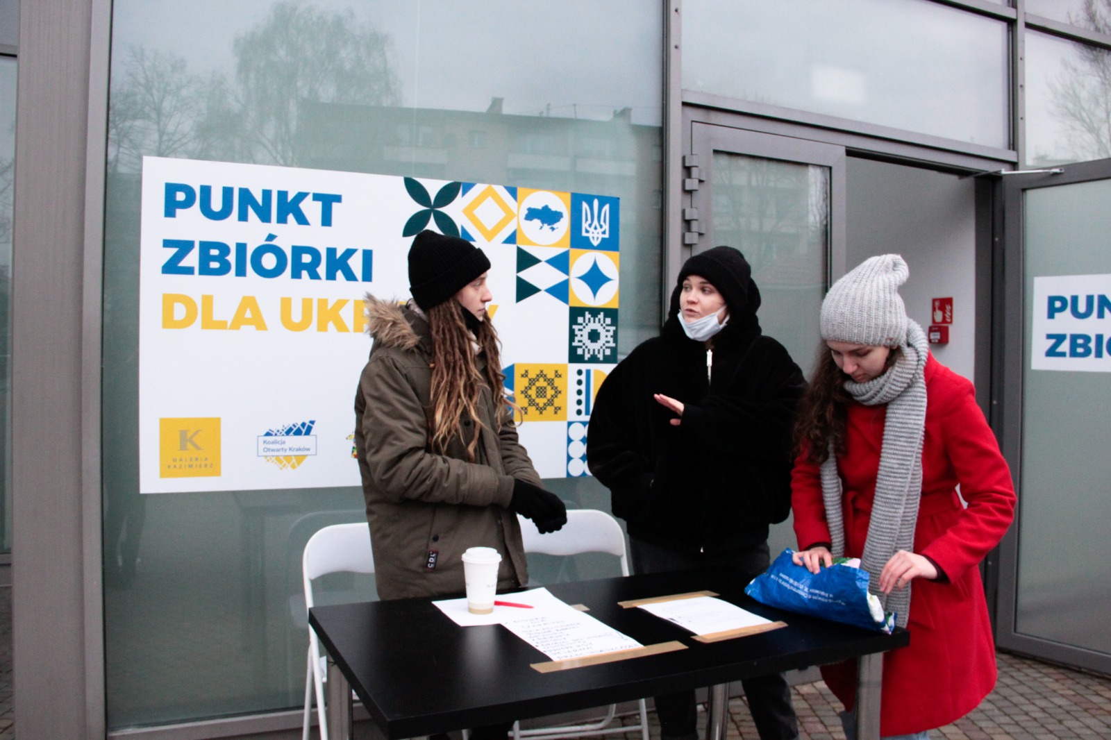 Punkt zbiórki darów dla Ukrainy - Galeria Kazimierz - przy współpracy z IB Polska - na zdjęciu wolontariusze przed Galerią czekają na dary