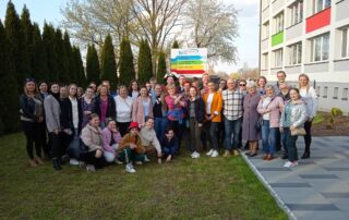Zdjęcie grupowe przed siedzibą IB Polska w Tychach - Spotkanie wolontariuszy - Pomoc Ukrainie Tyskie Centrum Wolontariatu