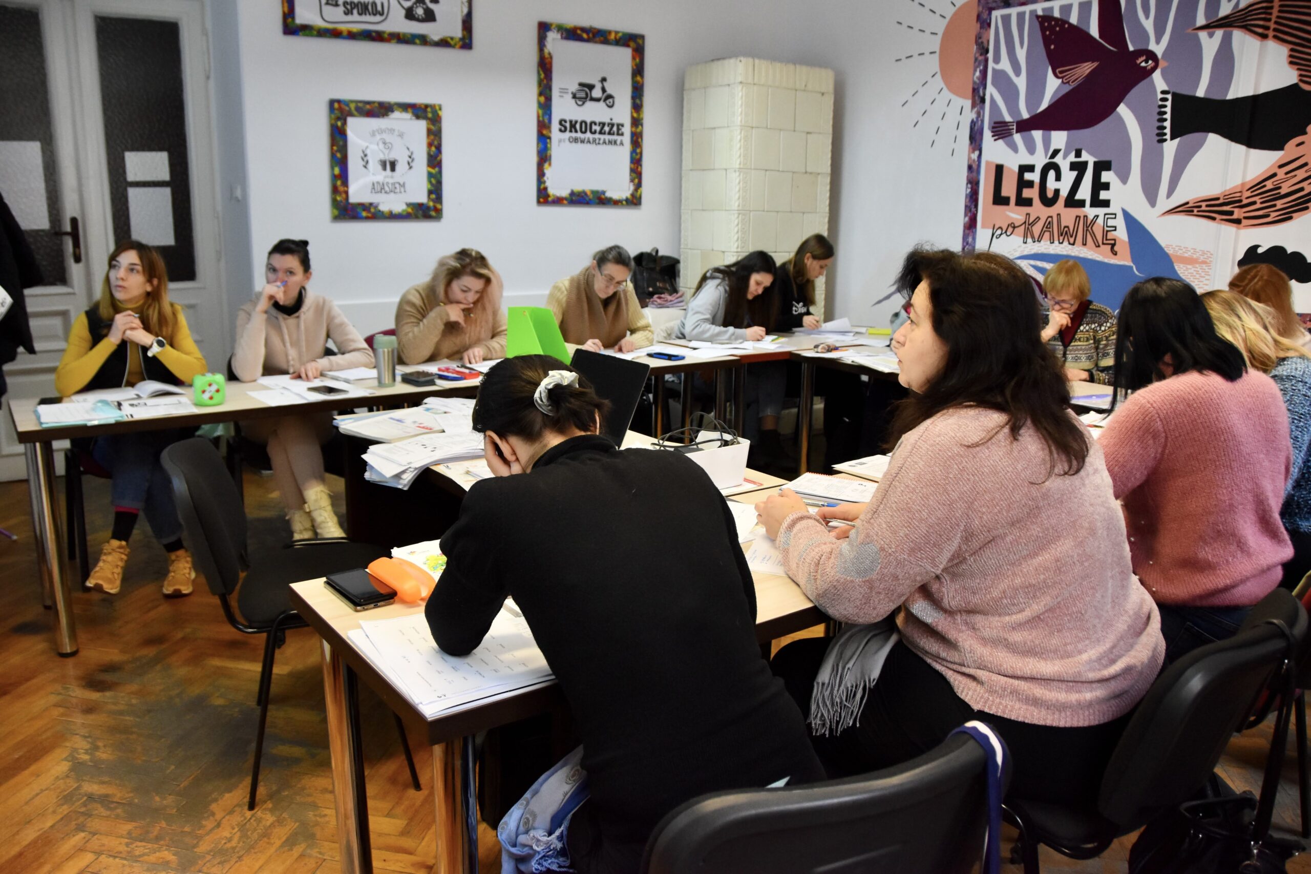 Zdjęcie przedstawia uczestników kursu języka ukraińskiego w takcie zajęć