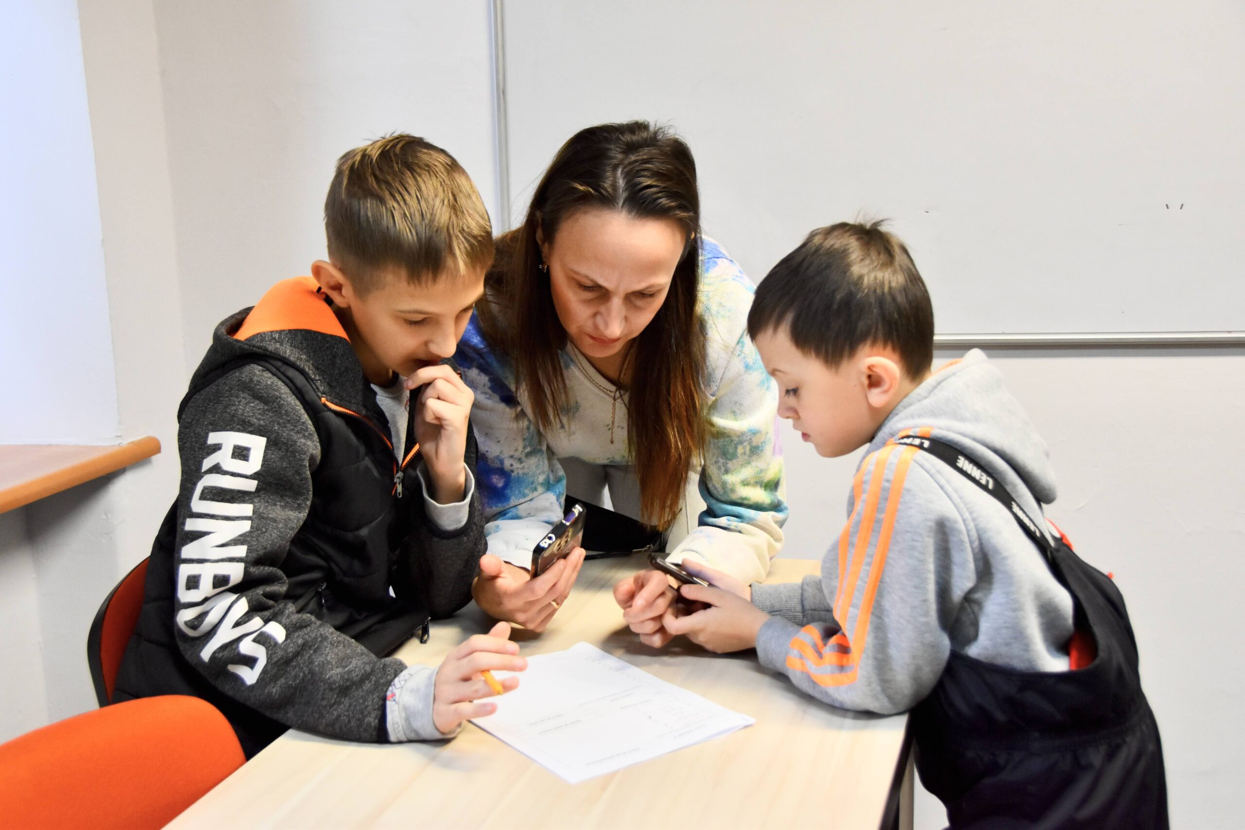 Uczniowie i nauczyciel w trakcie kursu języka polskiego w szkołe VARIA - #KrakówWspólnie