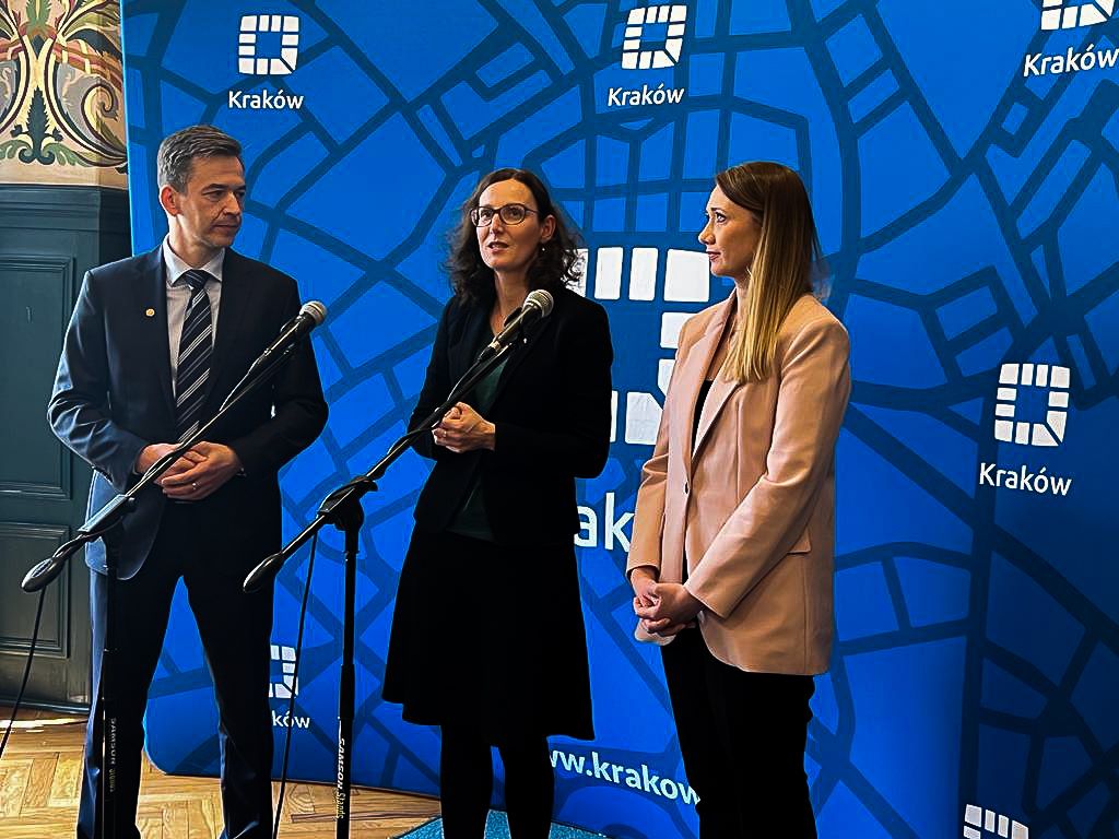 1000 laptopów dla organizacji pozarządowych pomagających Ukrainie!