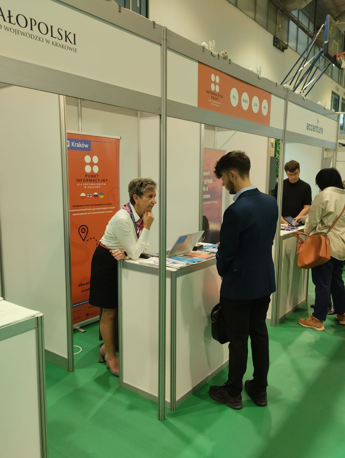 Konsultanci z Punktu Informacyjnego dla Obcokrajowców na targach pracy UEK