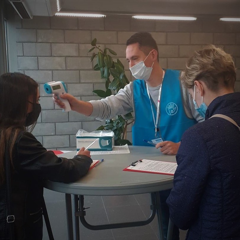 Wolontariusze pomagają w akcji szczepień w Tychach