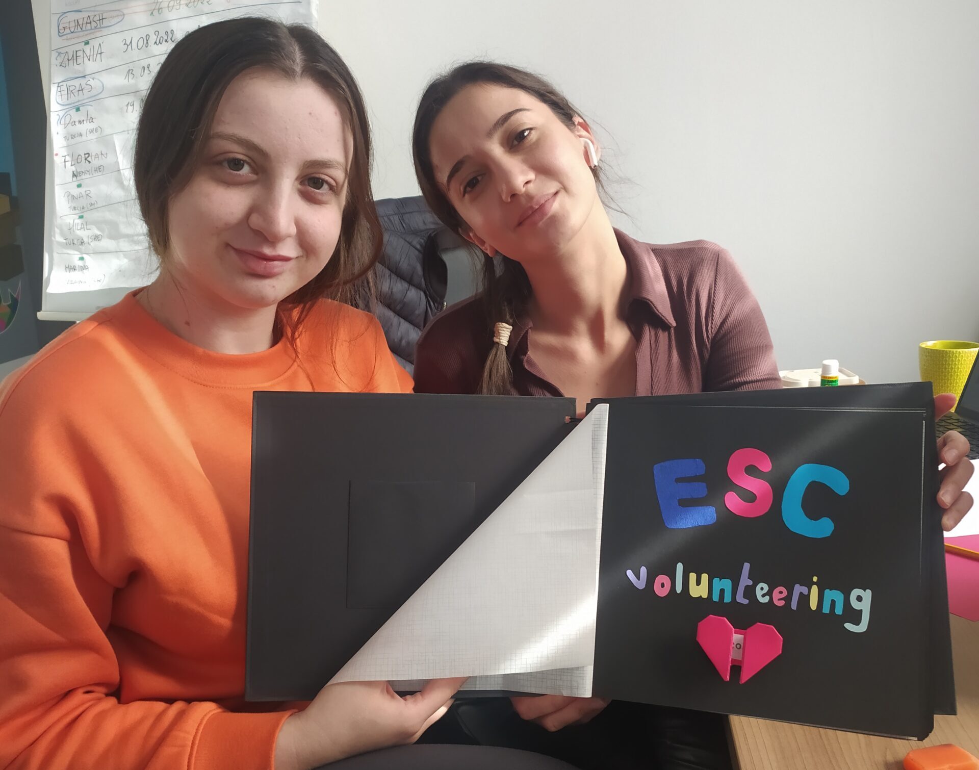 Wolontariuszki przygotowują album pamiątkowy!