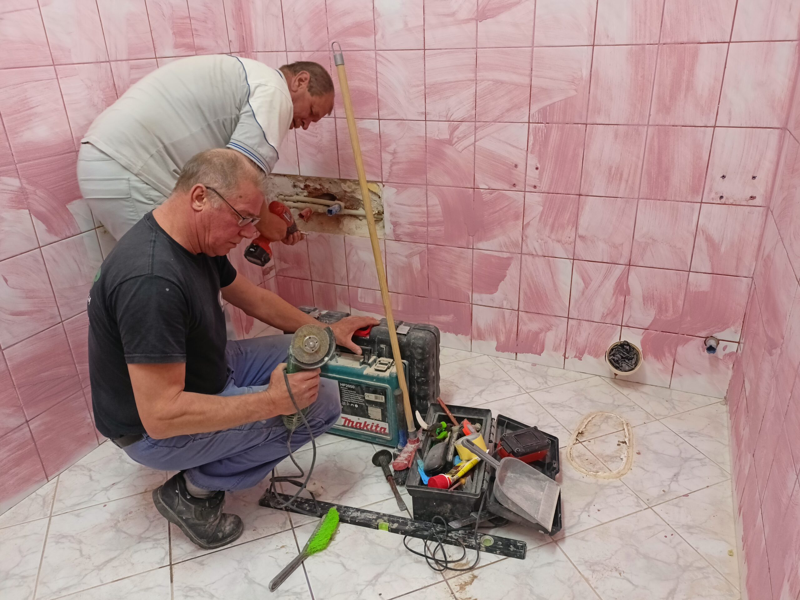 Nasi uczestnicy warsztatu budowlanego robią remont łazienek w DPS św. Anny!