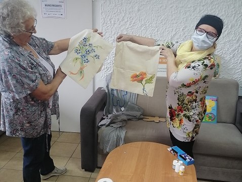 Nasze twórcze seniorki malują na tkaninach!