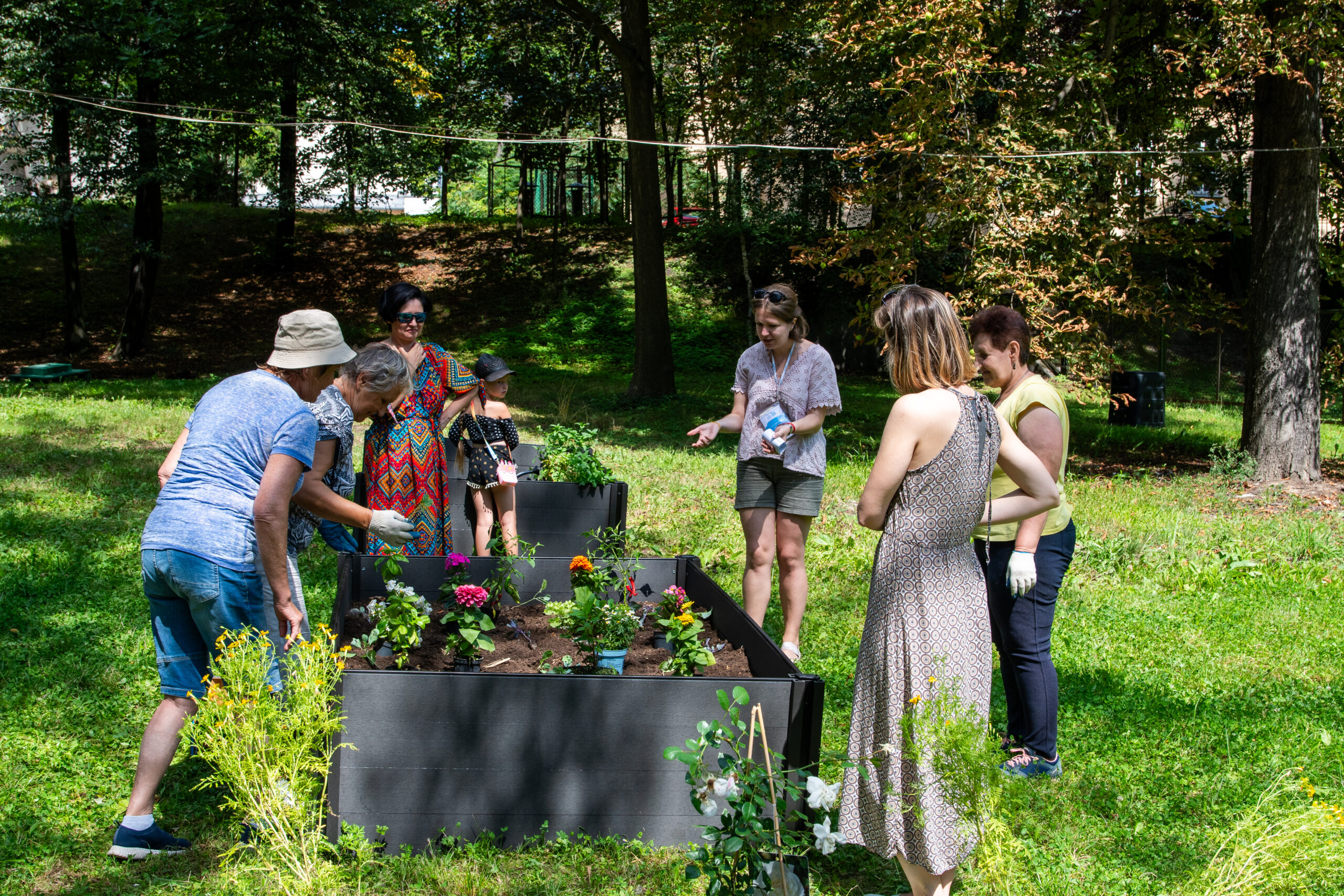 Sadzenie Roślin w Ogrodzie Społecznym na Wesołej