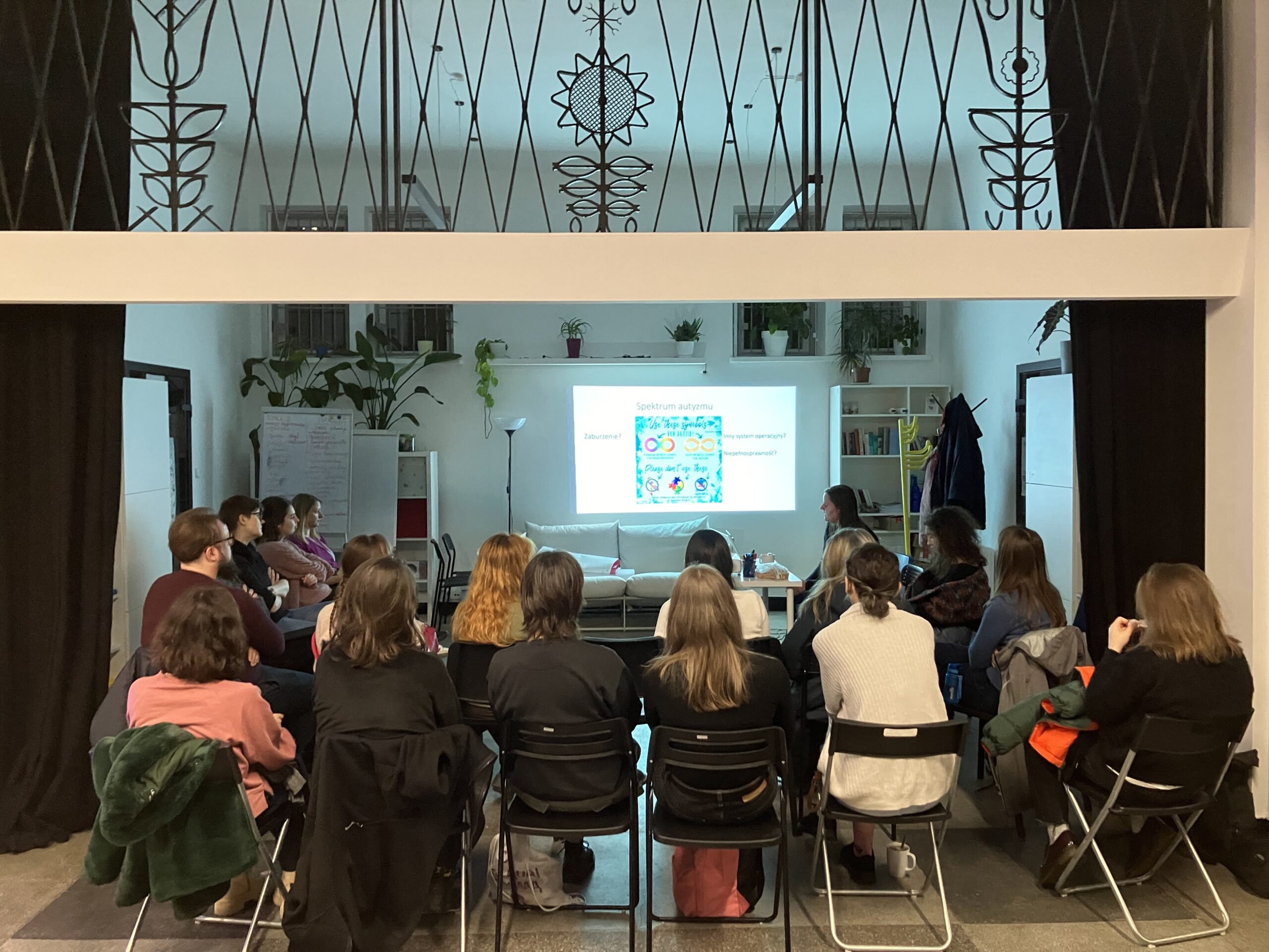 Kobiety objaśniają świat – to cykl spotkań, w którym oddajemy głos kobietom.