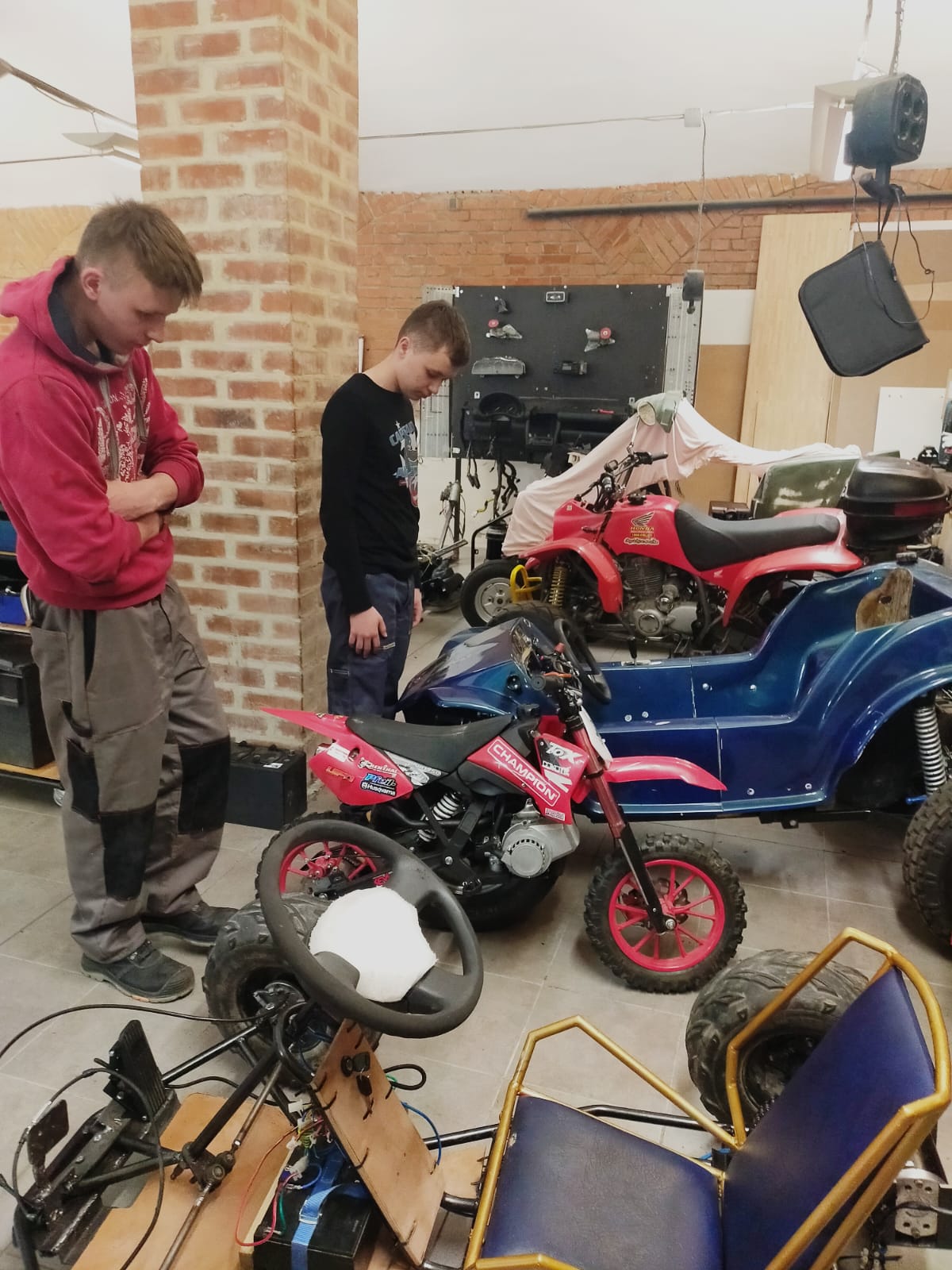 Młodzież z Krakowa buduje bolidy z napędem elektrycznym