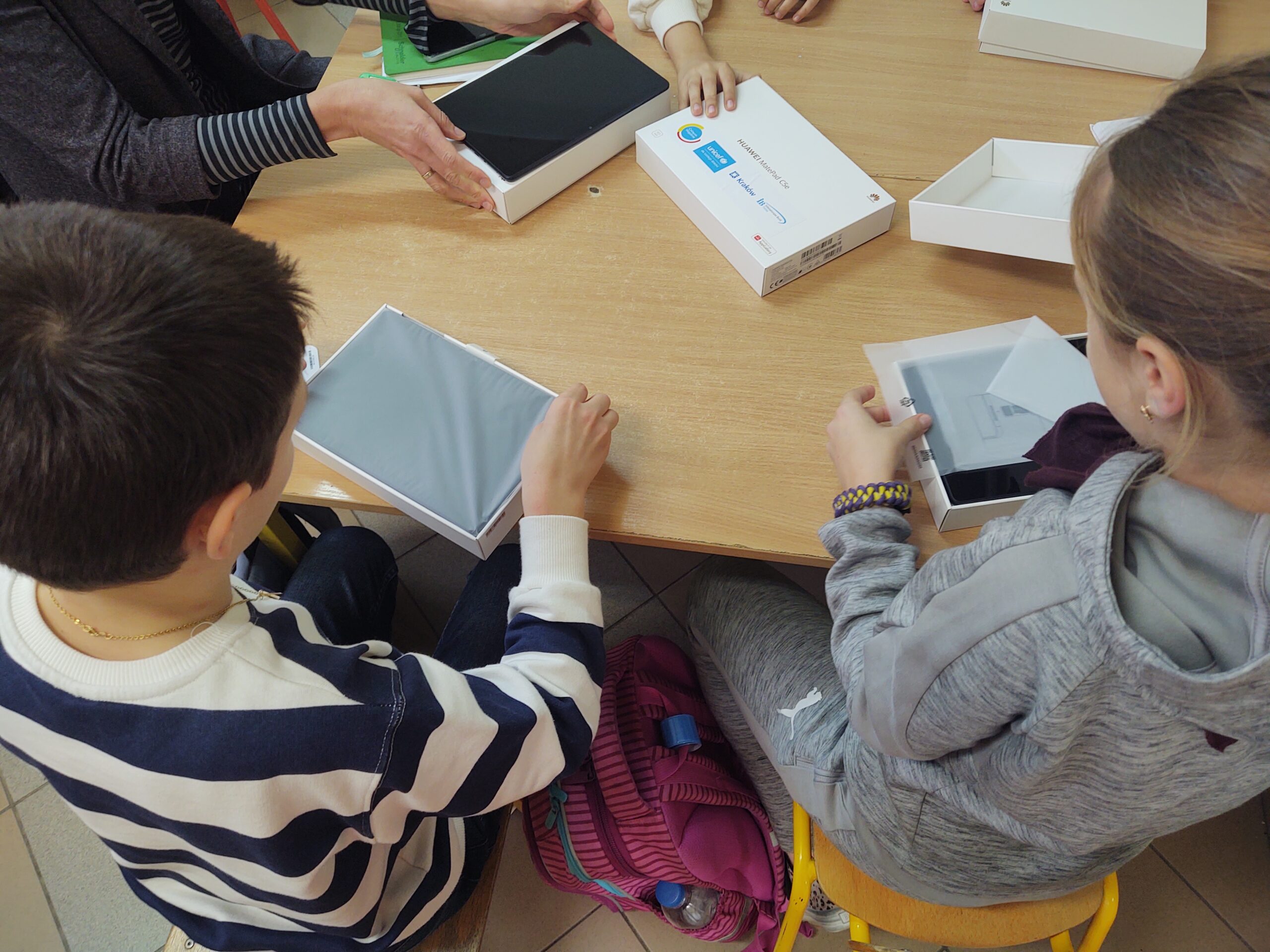 Do krakowskich szkół trafiło ponad 7 tysięcy tabletów i komputerów #KrakówWspólnie