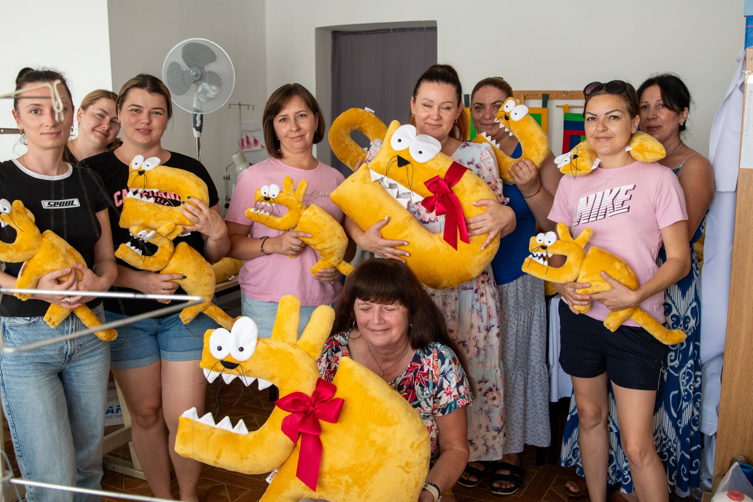 Warsztat krawiecki szyje pluszaki dla Dzikiej Bawialni w Krakowie