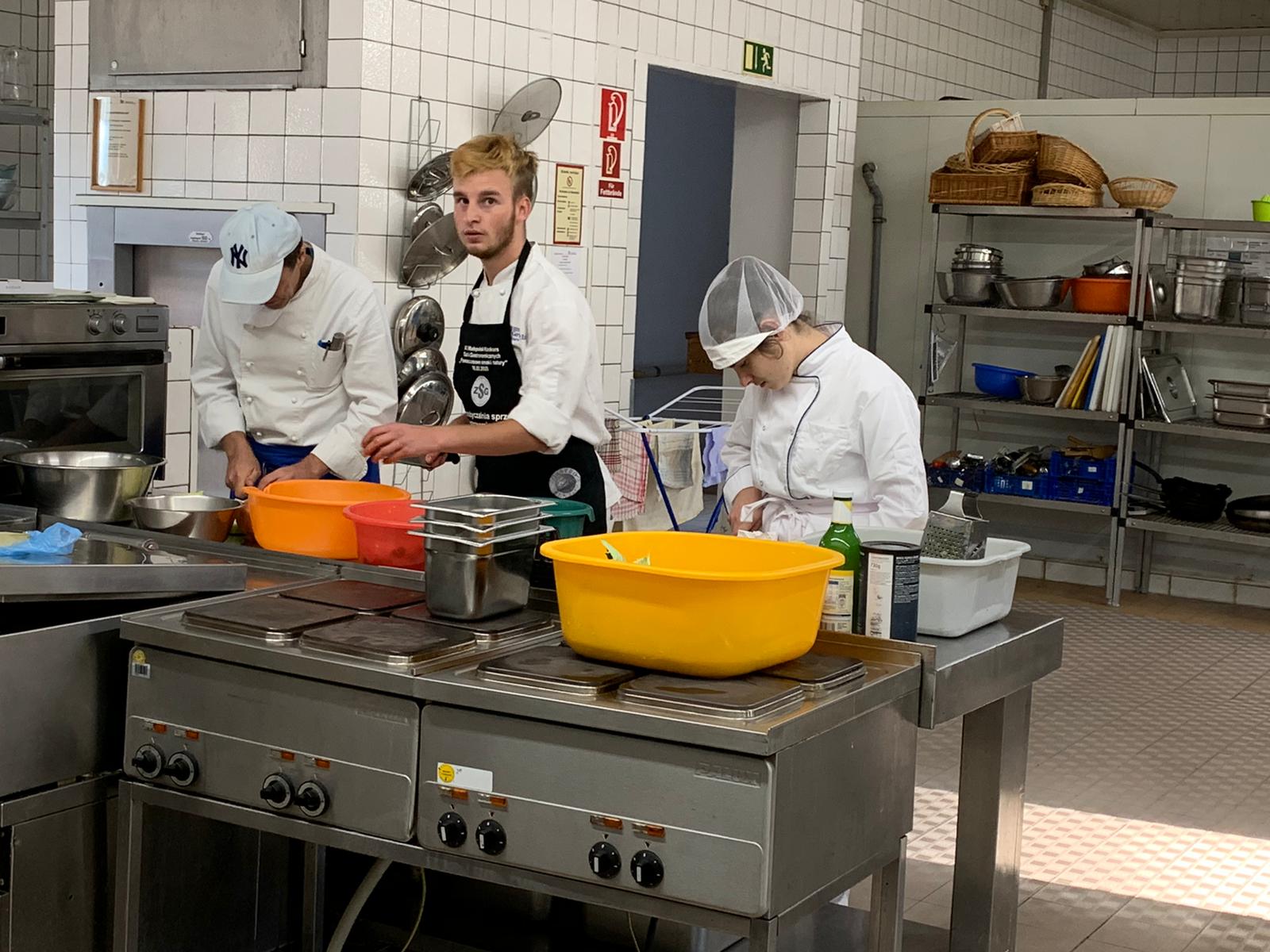 Rozpoczynamy realizację projektów zagranicznych mobilności zawodowych dla uczniów w ramach programu Erasmus+.