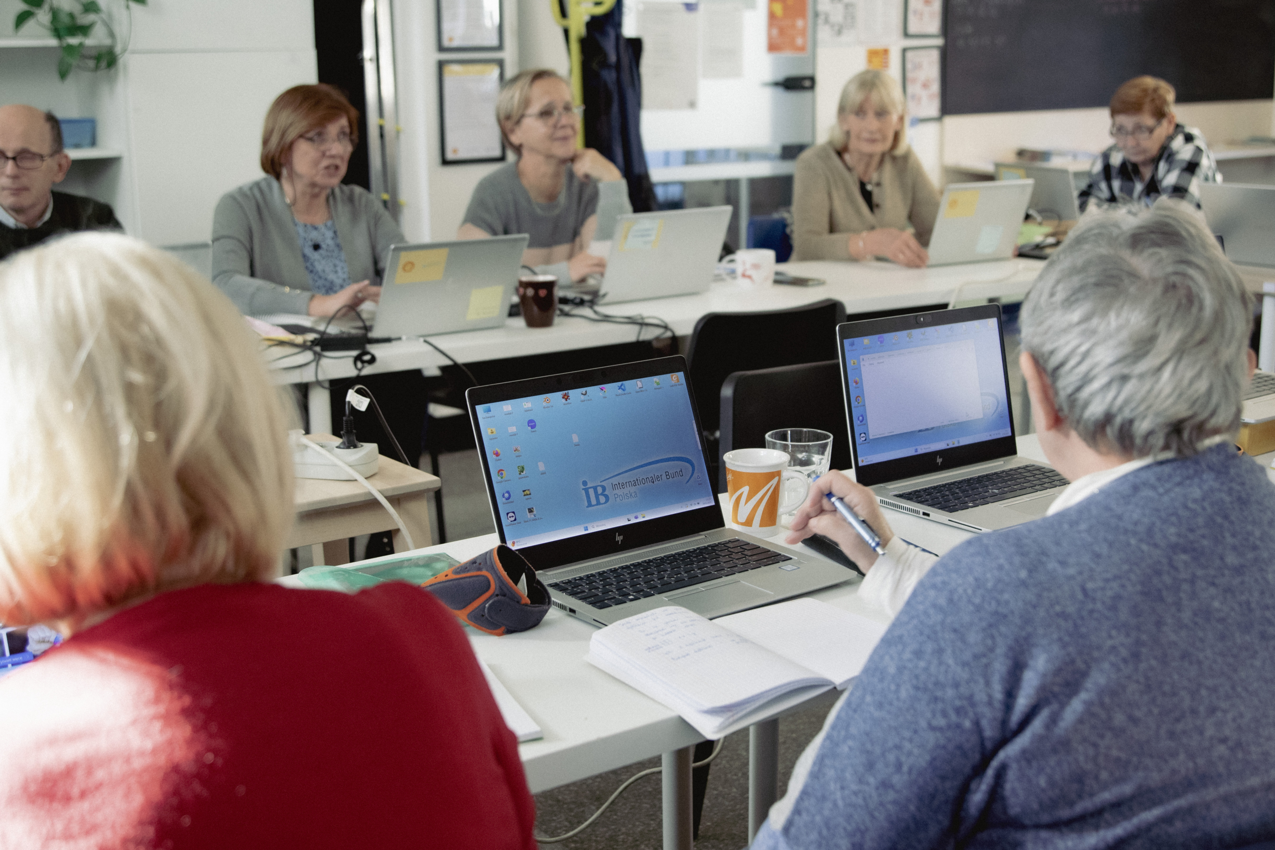 Cyfrowa odwaga – seniorzy uczą się obsługi komputera i bezpieczeństwa w sieci z IB Polska w Hucie
