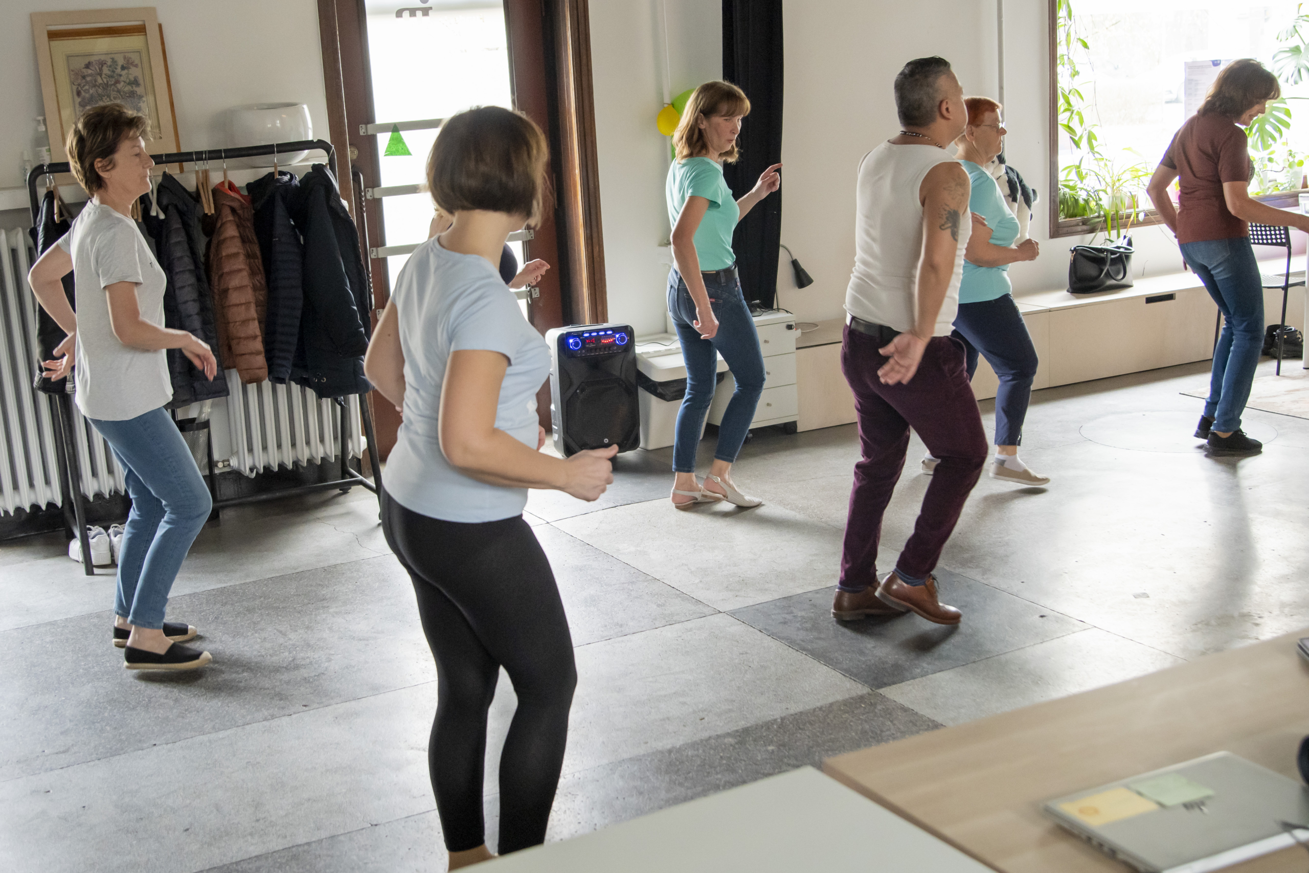 Lekcje salsy i bachaty w IB Polska w Hucie – jak wyglądają z perspektywy naszej wolontariuszki?