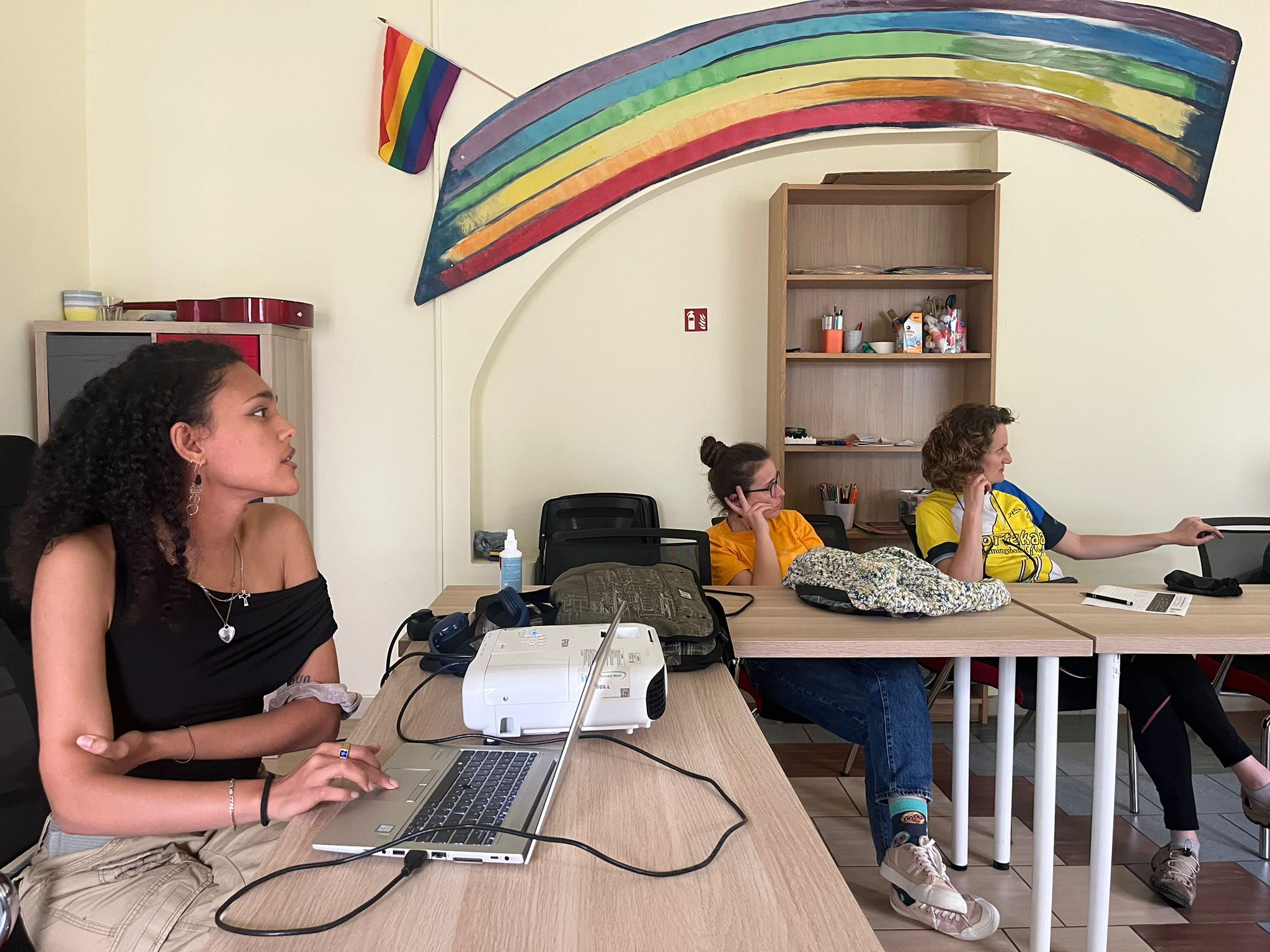 Czy sztuczna inteligencja niesie ze sobą więcej korzyści, czy jednak stanowi realne zagrożenie dla rzetelności przekazywanych informacji?