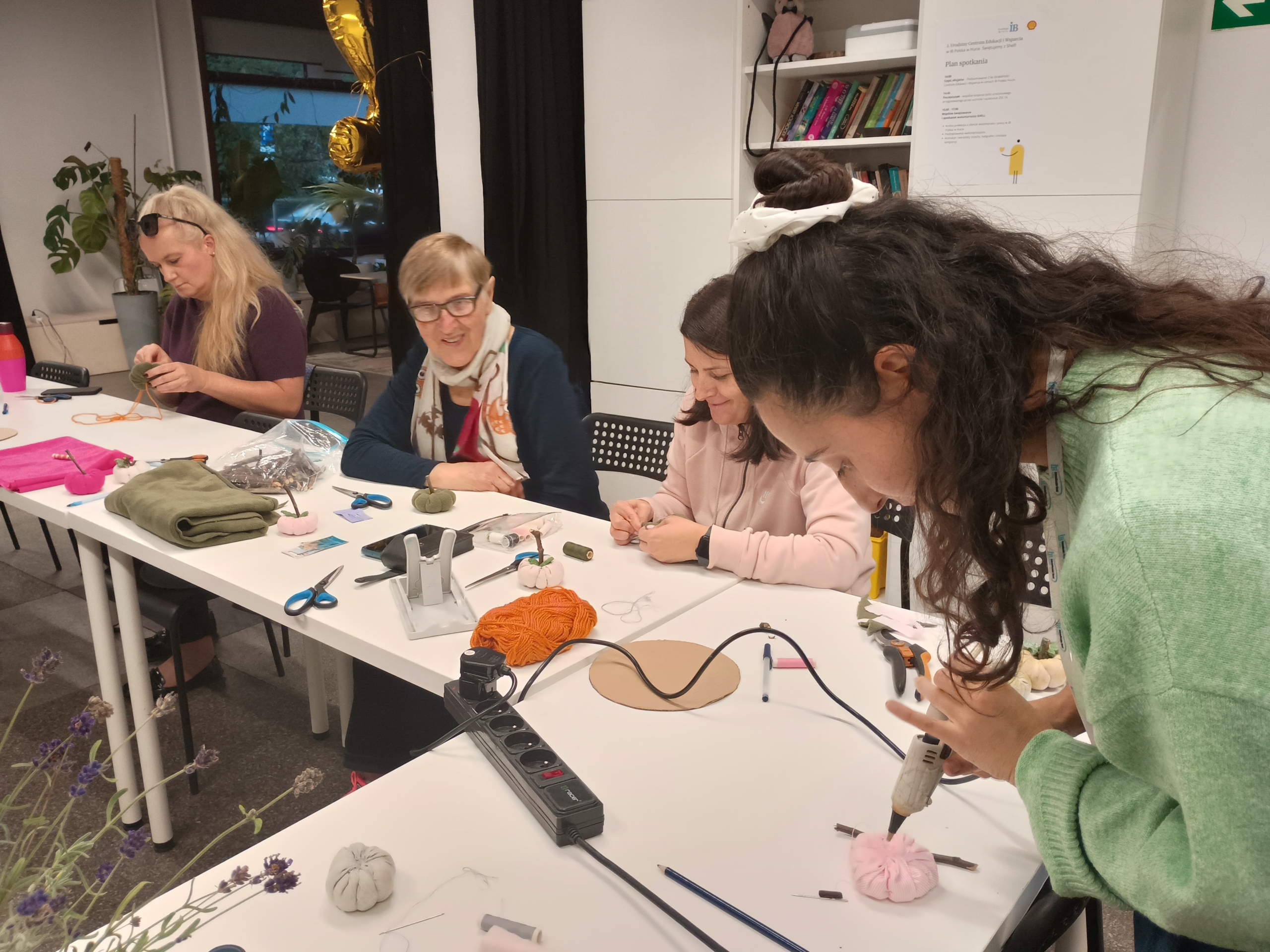Dyniowe warsztaty w IB Polska w Hucie – otwarte warsztaty rękodzielnicze z wolontariuszkami EKS!