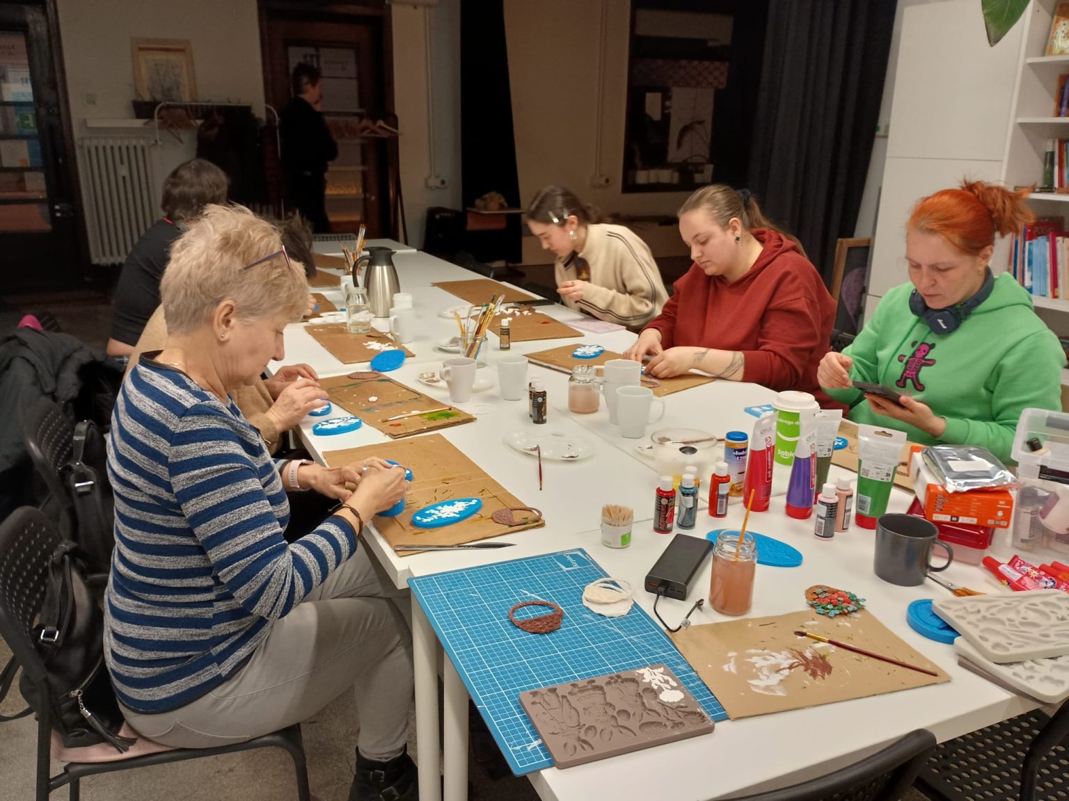 Przywołujemy wiosnę na różne sposoby – recyklingowe rękodzieło w Hucie!