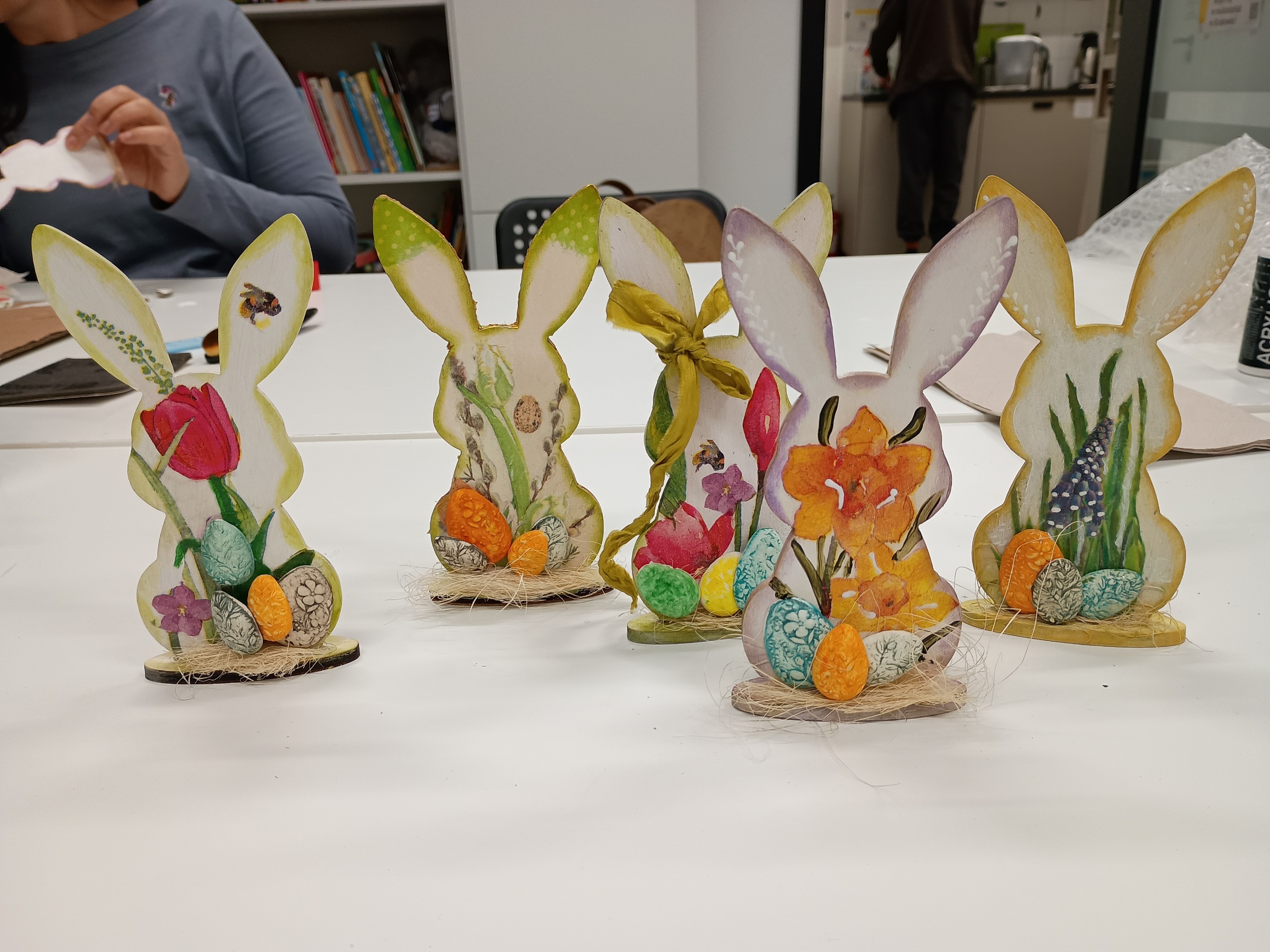 Recyklingowego rękodzieło i pierwszej wielkanocnej ozdoby